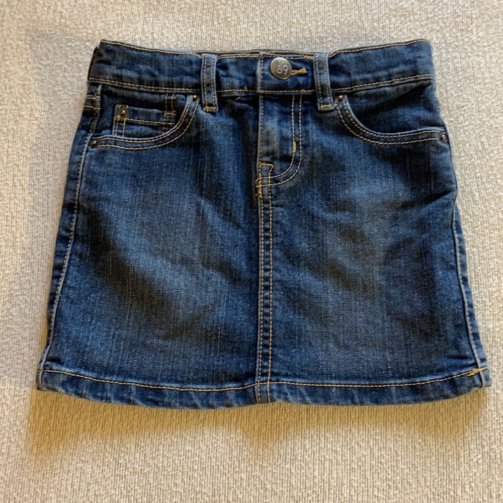 Girls jean skirt with snap button. Size 6 (stretch)